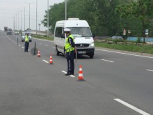 Двама са хванати с алкохол зад волана