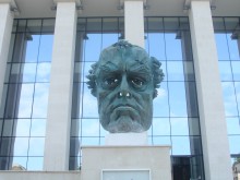 Скулптура, тежаща над 2 тона, монтираха пред Градския дом на културата