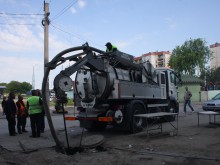 Супер машина почисти канализацията в "Столипиново", роми поискаха пари