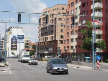 Само в Plovdiv24.bg: Камерите не са заснели летящия грък, а само мерцедеса!
