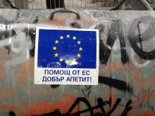 Стикери "Помощ от ЕС, добър апетит" се появиха по контейнерите за смет в Пловдив