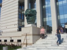 Разделение между пловдивчани за скулптурата на Борис Христов пред ГДК