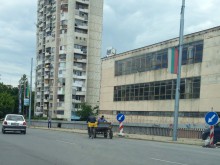 Каруца задръсти пътя на бул. "Васил Априлов"