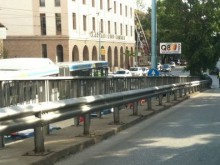 Мъртво пиян шофьор катастрофира на бетонния мост, бяга с такси