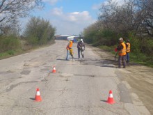 Общината запълва фуги и пукнатини по пътищата