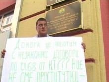 Пловдивски учител протестира срещу срочните договори