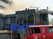 8 пожарни гасят покрива на Водната палата