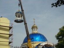 Поставиха 1200-килограмов купол върху камбанарията на ''Св. Николай'' в Пловдив