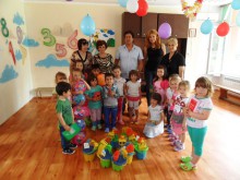 Съветниците от ГЕРБ Съединение с подаръци за малчуганите от общината 