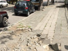 Разкопан тротоар в Центъра пречи на минувачите