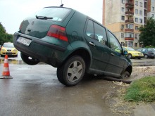 Кола пропадна насред пътя в "Тракия", шофьорката в шок!