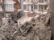 Стена се срути върху багер при разрушаването на хотел "Роял"