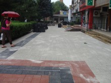 Част от пешеходната зона около аптека "Марица" с подменена настилка