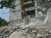 Започна събарянето на опасна сграда в Пловдив