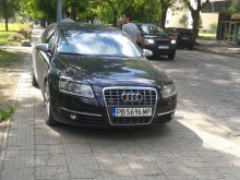 Показно паркиране върху тротоар срещу ресторант "Шармант"