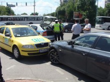 Полицията за вчерашната катастрофа: Таксито е минало на червено!