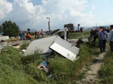 Влак отнесе автомобил на пловдивчани на прелез в Куртово Конаре
