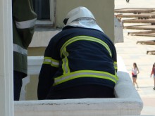 Пожарникари спасиха припаднала на терасата си баба