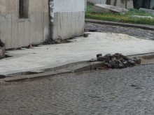 Продължава подмяната на тротоари по ул. "Митрополит Панарет"