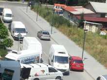 Читател: Ужас от струпване на коли и бусове
