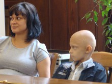 Детенце с тумор на мозъка дари пари от касичката си за друго дете