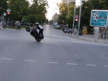Умопомрачително видео: Мотористи с невъобразими каскади по пловдивски булеварди!