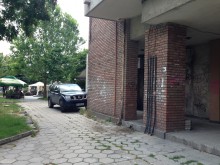 Джип ежедневно паркира върху тротоар