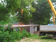 Вижте как вдигат десетметрови бетонни стълбове от парк "Рибница"