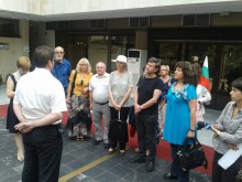 Пловдивски писатели протестираха пред Областна управа