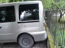"Наглец" върху тротоар на ул. "Славееви гори"