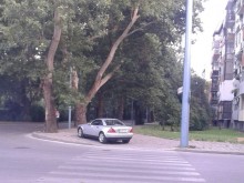 Поредният безумец паркира най-нагло лъскавия си автомобил
