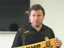 Вили е играл за съперника на "канарчетата" Санкт Пьолтен