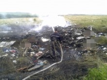 Намерени са телата на 121 пътници от разбилия се малайзийски самолет