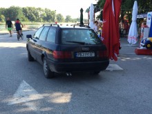 Кола на метри от пешеходната алея на Гребната база