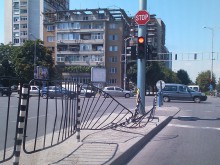 Пишман шофьор потроши ограда посред бял ден и избяга позорно, но забрави за камерите!