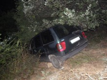 Автомобил с две пияни жени полетя в 30-метрова пропаст