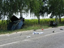 Автомобил се разполови след силен удар в билборд