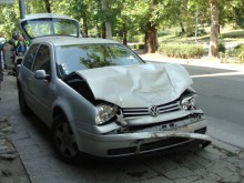 ПТП затруднява движението на кръстовището на "Руски" и "Шести септември"