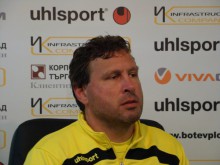 Вуцов прати двама вратари в "Б" група