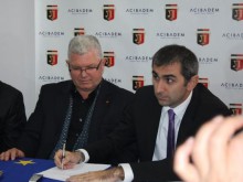 Локо подписа с "Аджъбадем"