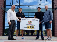 Фенове на Ботев дариха 6 100лв. за нуждите на ДЮШ