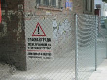 След публикация на Plovdiv24.bg: Обезопасиха опасна сграда в центъра