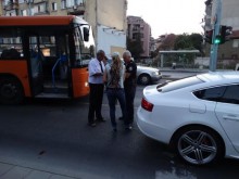 Автобус натресе две коли на злокобна спирка в Пловдив