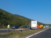 Аварирал турски ТИР блокира част от магистрала "Тракия"