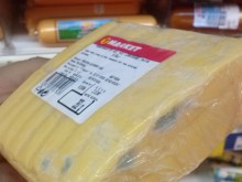 Опитаха да пробутат мухлясал кашкавал на пловдивчанка, ето къде