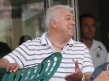 Христо Бонев дари лакомства за Клиниката по педиатрия в УМБАЛ "Св. Георги"