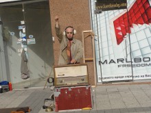 Комедиант направи шоу на Главната