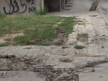 Кран на строителна фирма потроши тротоар в Пловдив