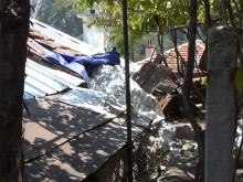 Помагат на пострадалото от скала домакинство в Кричим