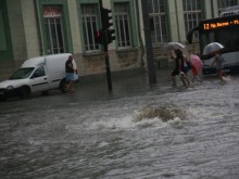 Пороят взе жертва в Бургас, друго момиче се издирва